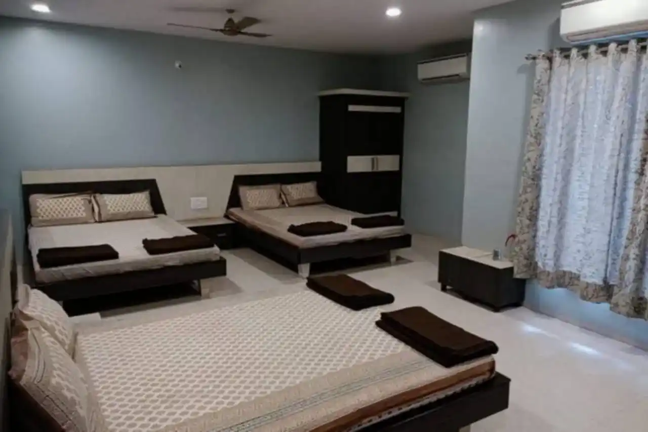 6 Bed AC room for group accommodation at Somnath Dharamshala